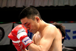 祈る松本選手